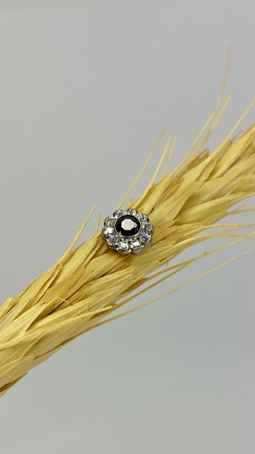 Margarida com zirconia black